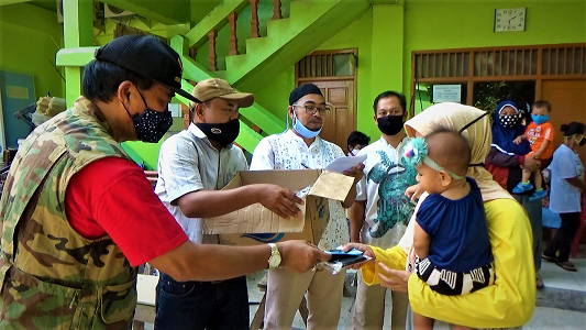DR John N Palinggi memberikan bantuan donasi kepada salah satu warga di Pesantren Pimpinan Ust H Munadi