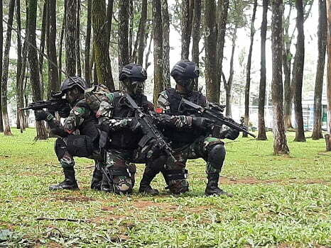 Pasukan Yonif Raider 502 sedang Latihan Perang Hutan (Jungle War)