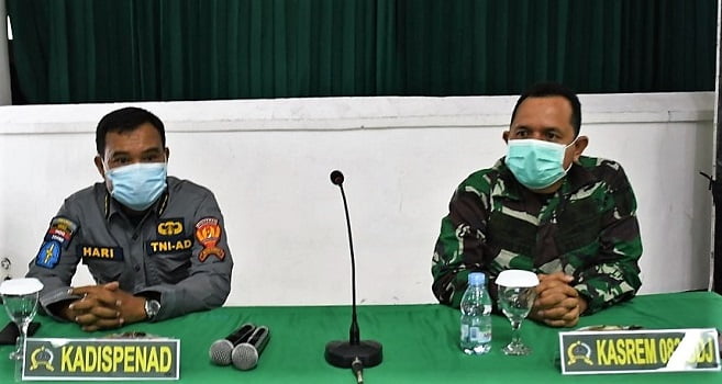 Dari Kiri: Kasubdis Penmedtak Dispenad Kolonel Inf Sat Hari dan Kepala Staf Korem 083 (Kasrem) Letkol Inf Akhmad Juni Toa