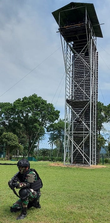 Prajurit Yonif Para Raider 502 sedang latihan rapling dan free fall