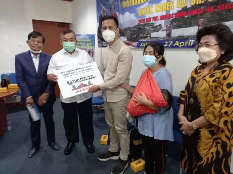 Keluarga Besar Marga Sinaga Salurkan Bantuan Untuk ‘Operasi Transplantasi Hati’ Bocah Karen Uli