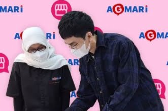 Director Program KATALOQ David Andrias bersama Ketua Umum AGMARI (Asosiasi Guru Marketing Indonesia Pebrizayanti, menandatangani kerjasama dalam pengembangan soft skill dan hard skilll.