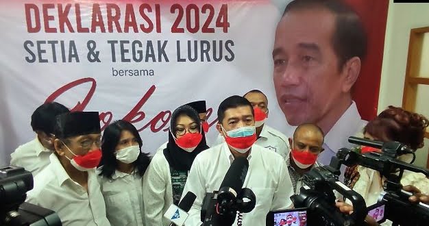 Ketua Umum Solidaritas Merah Putih (Solmet) Silfester Matutina, SH, didampingi perwakilan Organisasi Relawan Jokowi memberikan keterangan pers usai Deklarasi "2024 Setia dan Tegak Lurus Bersama Jokowi" yang digelar secara hybrid dan terpusat di Kawasan Cikini, Jakarta, Selasa, 22 Februari 2022.