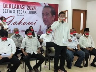 Ketua Umum Solidaritas Merah Putih (Solmet) Silfester Matutina, SH didaulat membacakan 6 Butir Ikrar dan Kebulatan Tekad Relawan dan Pendukung Militan Presiden Jokowi bertajuk “2024 Setia dan Tegak Lurus Bersama Jokowi” yang digelar secara hybrid dan terpusat di Kawasan Cikini, Jakarta, Selasa, 22 Februari 2022.