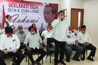 Ketua Umum Solidaritas Merah Putih (Solmet) Silfester Matutina, SH didaulat membacakan 6 Butir Ikrar dan Kebulatan Tekad Relawan dan Pendukung Militan Presiden Jokowi bertajuk “2024 Setia dan Tegak Lurus Bersama Jokowi” yang digelar secara hybrid dan terpusat di Kawasan Cikini, Jakarta, Selasa, 22 Februari 2022.