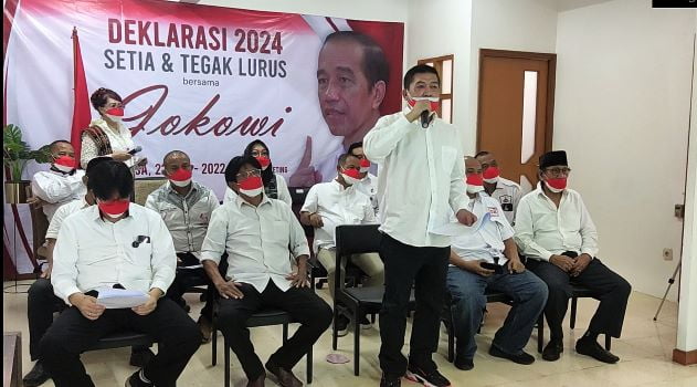 Ketua Umum Solidaritas Merah Putih (Solmet) Silfester Matutina, SH didaulat membacakan 6 Butir Ikrar dan Kebulatan Tekad Relawan dan Pendukung Militan Presiden Jokowi bertajuk “2024 Setia dan Tegak Lurus Bersama Jokowi” yang digelar secara hybrid dan terpusat di Kawasan Cikini, Jakarta, Selasa, 22 Februari 2022.