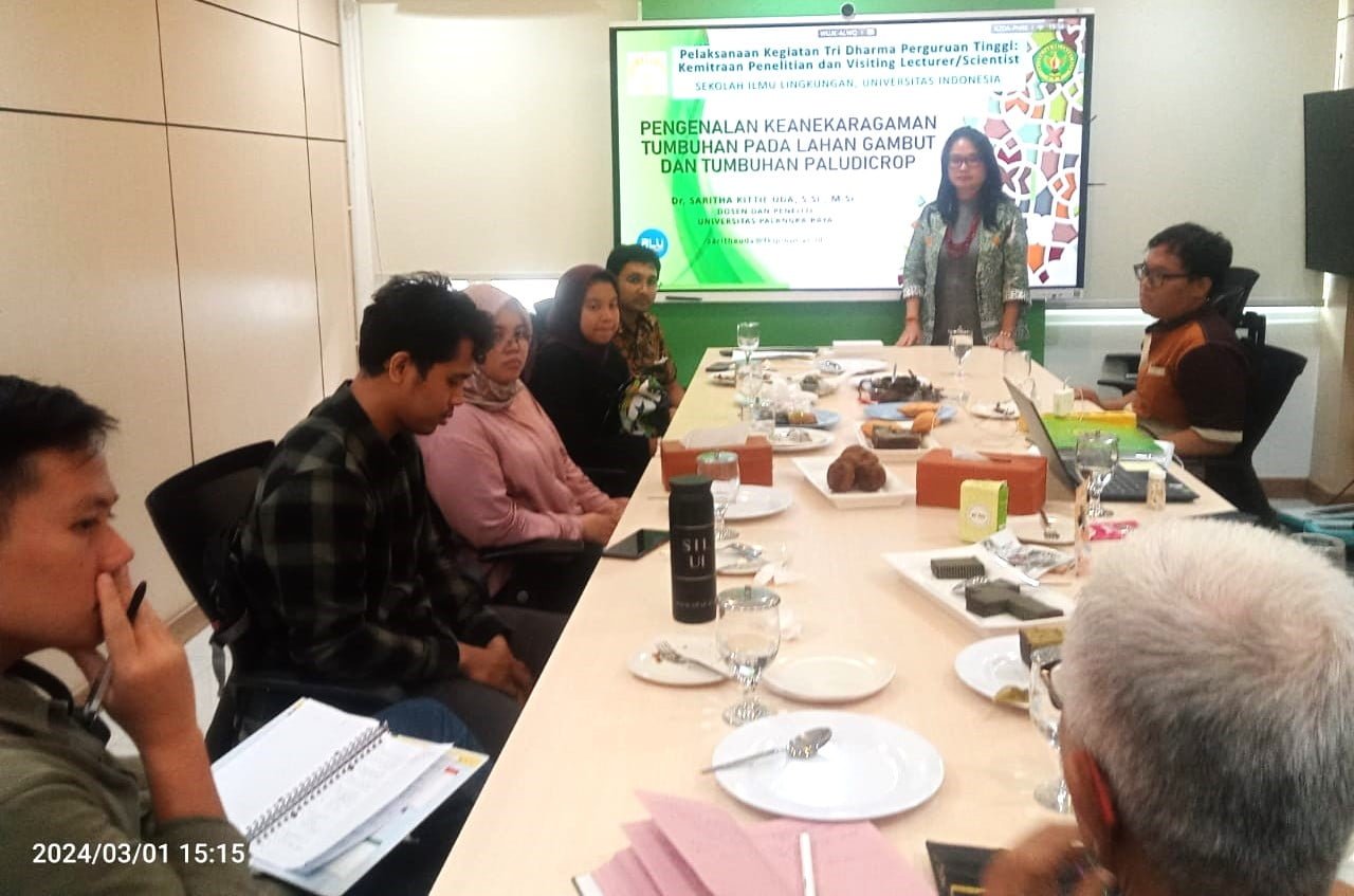 UI dan UPR Kerjasama Terkait Potensi Gambut di Kalteng Kerjasama ini diadakan dalam kegiatan pertemuan UI bersama Kemitraan Penelitian dan Visiting Lecturer/Scientist dosen/peneliti tamu dari Universitas Palangka Raya, Dr. Saritha Kittie Uda, S.Si., M.Sc.