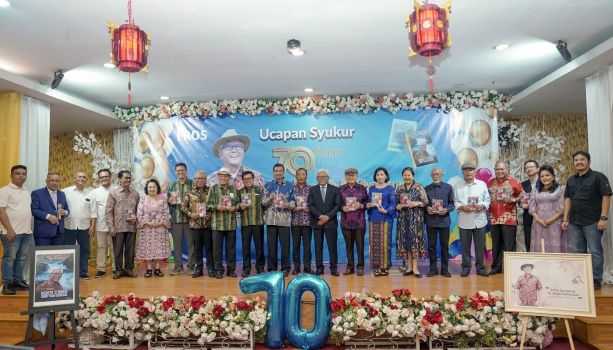 Buku biografi "70 Tahun Robert Sitorus, Hidup Yang Mengalir"